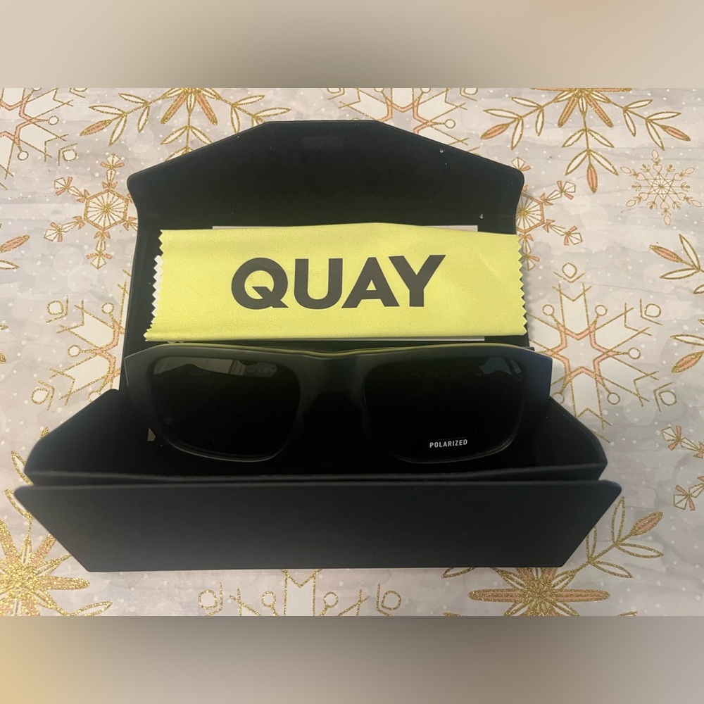 Quay sunglasses black!